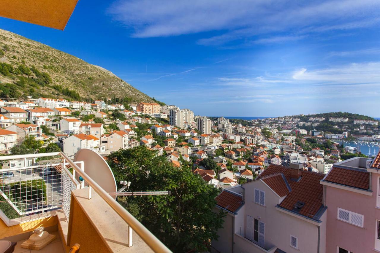 Two Bedroom With A Sea View & A Balcony Apartament *